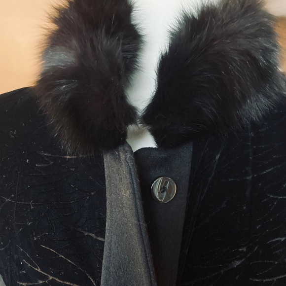 Gorgeous & Classic Vintage Wool Coat With Genuine Fur Collar - Picture 10 of 14